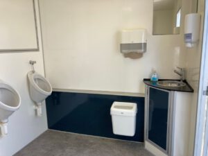 Toilettenwagen Innenansicht - Waschbecken und Urinal