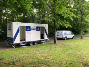 Toilettenwagen mit Damen und Herren-WCs der Litwin Heizung Sanitär GmbH